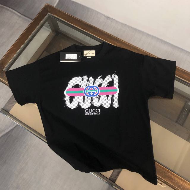 Gucci's new summer crew neck short-sleeved T-shirt! Made of high-end cotton fabr