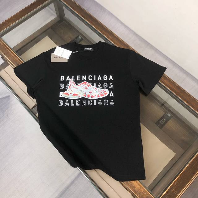 Balenciaga's latest 2025 couple's round-neck short-sleeved T-shirts. High-qualit