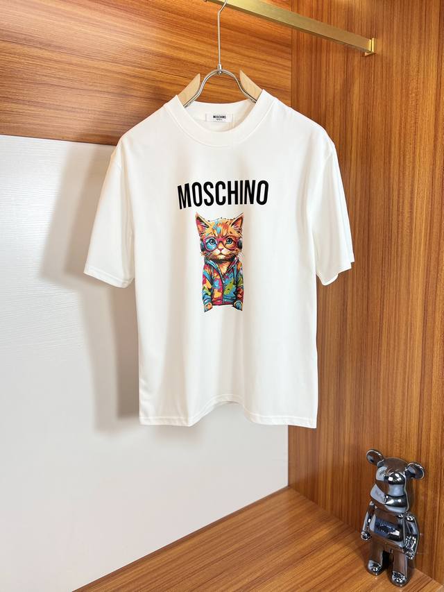 Moschino's latest 2025 trendy couple's style, a classic logo-printed crewneck T-