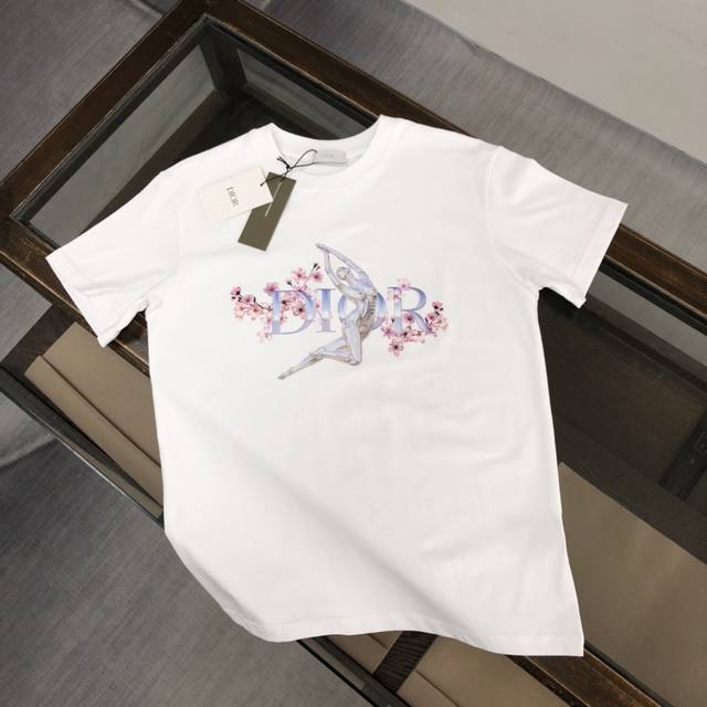 Dior's new summer crew neck short-sleeved T-shirt! Made from high-end cotton, it
