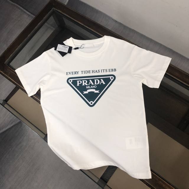 Prada's new summer round-neck short-sleeved T-shirt! Made from 270g heavyweight,