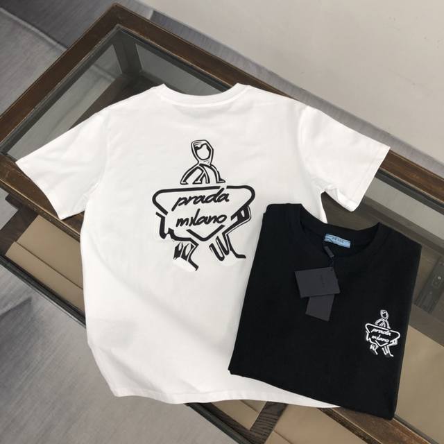 Prada's new summer crew neck short-sleeved T-shirt! Made from high-end pure cott