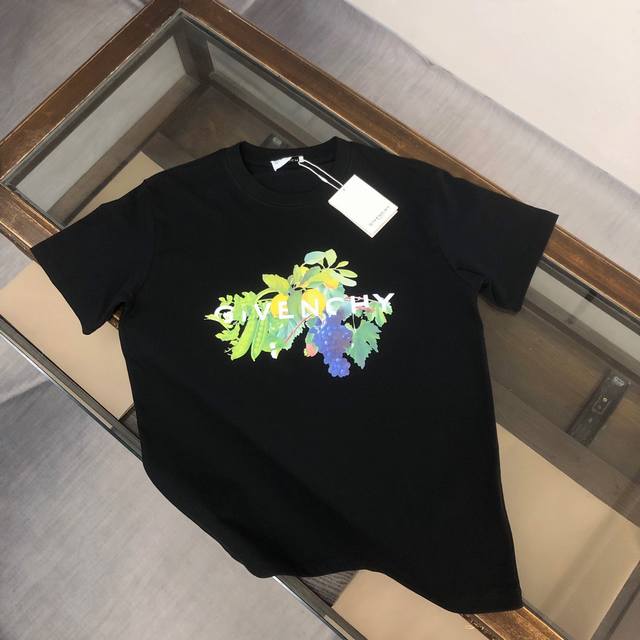 Givenchy's new summer crew neck short-sleeved T-shirt! Made from 270g heavyweigh