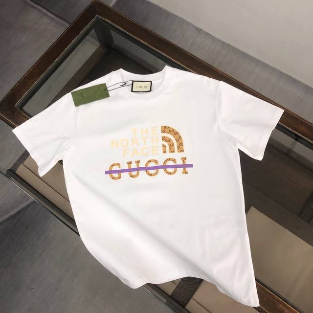 Gucci's new summer crew neck short-sleeved T-shirt! Made from high-end cotton fa