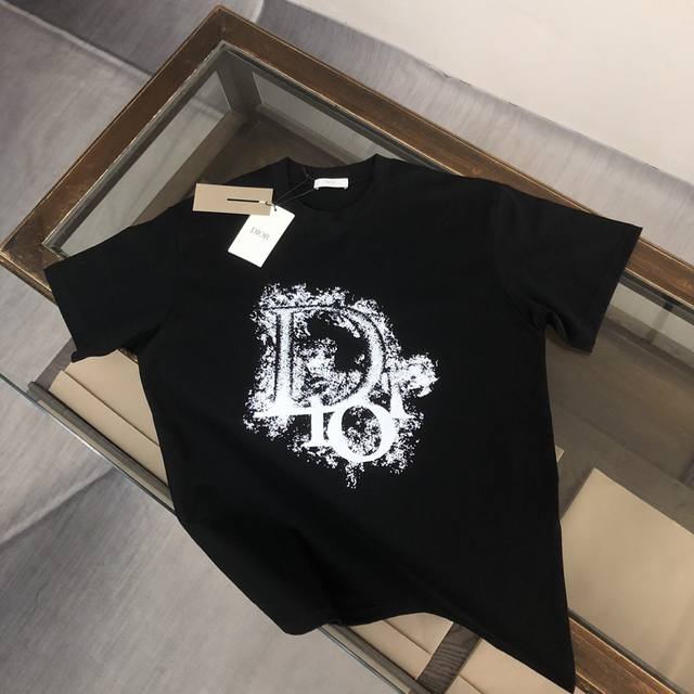 Dior's new summer round-neck short-sleeved T-shirt! Made from high-end cotton, i