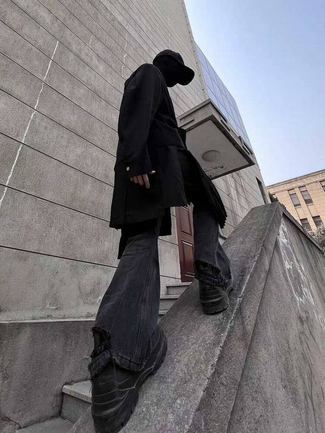 style number 6023 independent 22Fw Paris style Balenciaga Flared black and gray