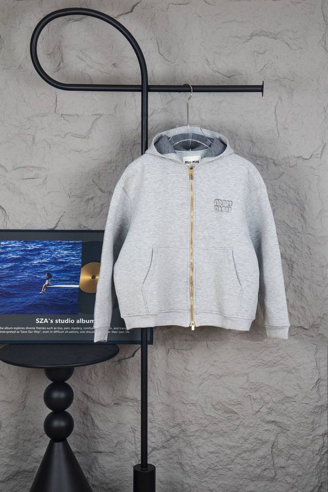 Style: M206. This is Miumiu's new 2025 zippered cardigan sweatshirt, unisex. Thi