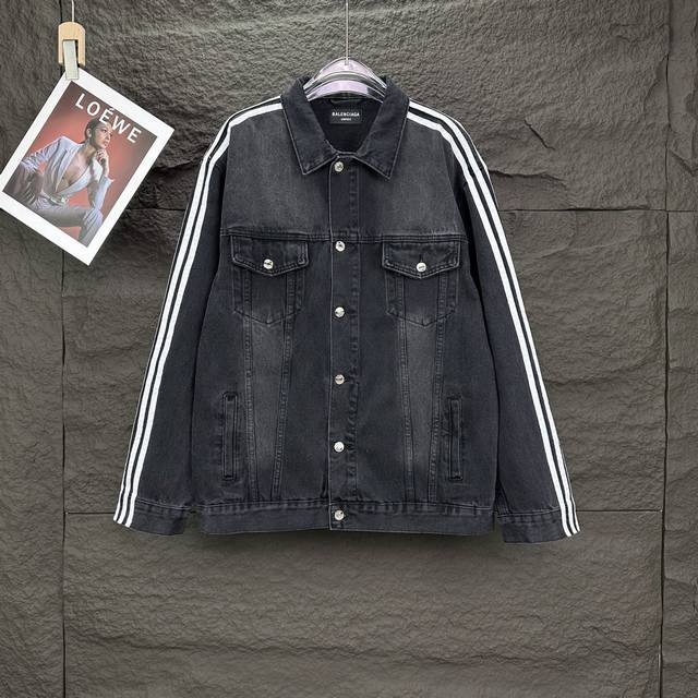 Balenciaga's new three-stripe, simple couple's style washed denim jacket. High-e