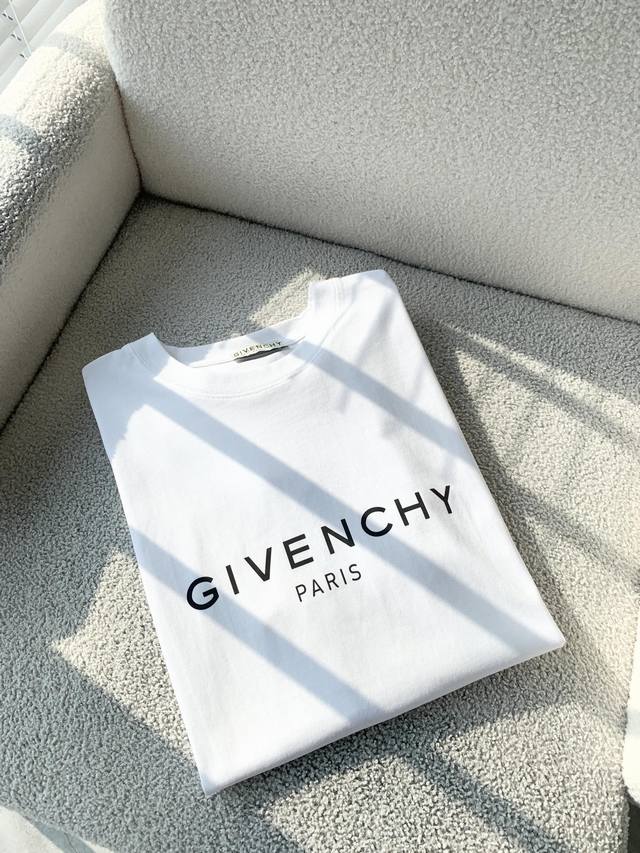 Givenchy's latest 2025 trendy couple's style, a classic logo-printed crewneck T-