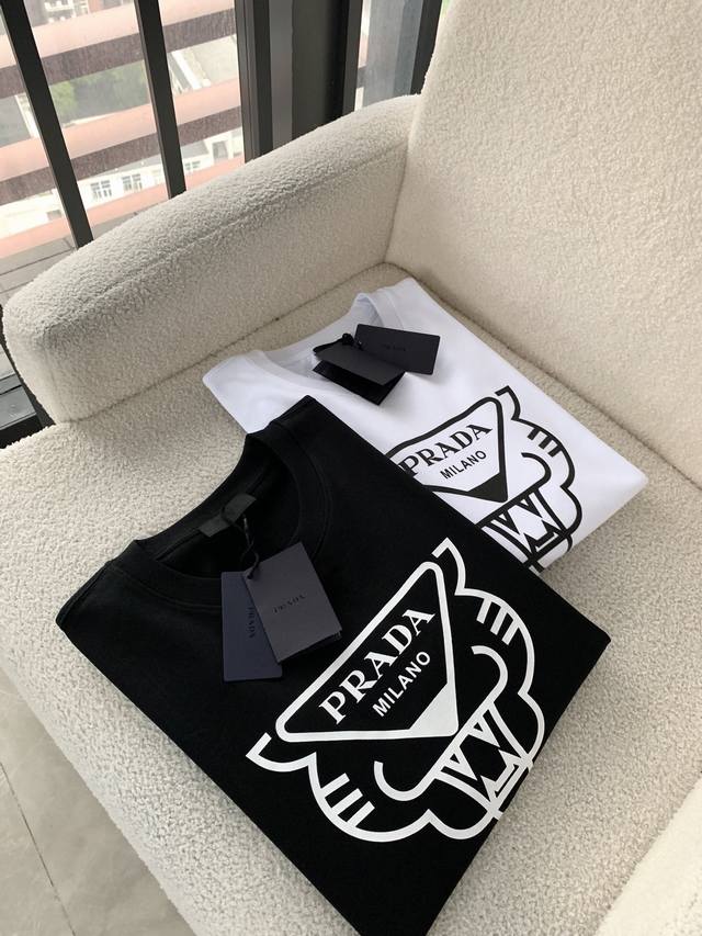 Prada's latest 2025 trendy couple's style, a classic logo-printed crewneck T-shi