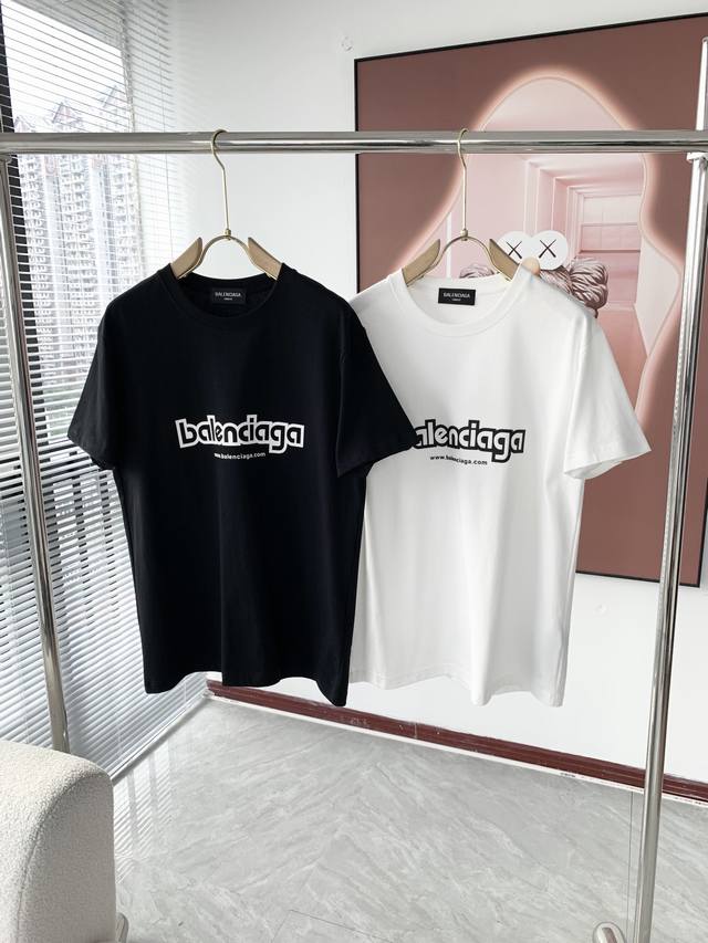Balenciaga's latest 2025 trendy couple's style, a classic logo-printed crewneck