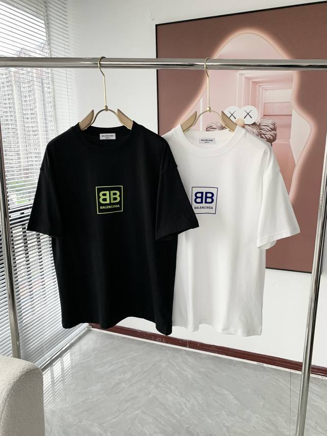 Balenciaga's latest 2025 trendy couple's style, a classic logo-printed crewneck