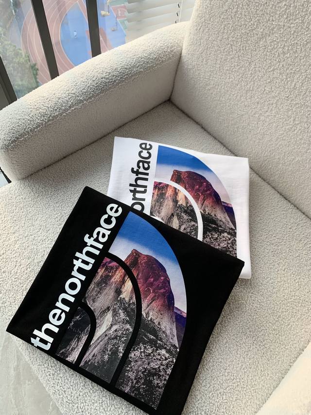 The North Face's latest 2025 trendy couple's style, a classic logo-printed crewn