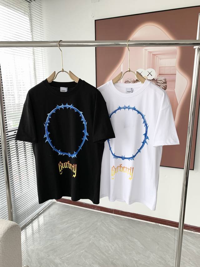 Burberry's latest 2025 trendy couple's style, a classic logo print crewneck T-sh