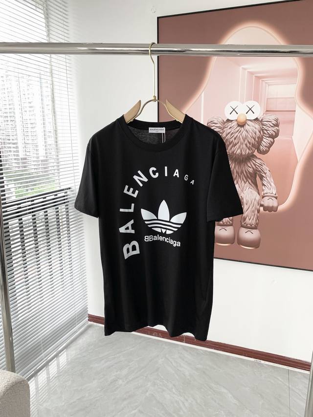 Balenciaga's latest 2025 trendy couple's style, a classic logo-printed crewneck