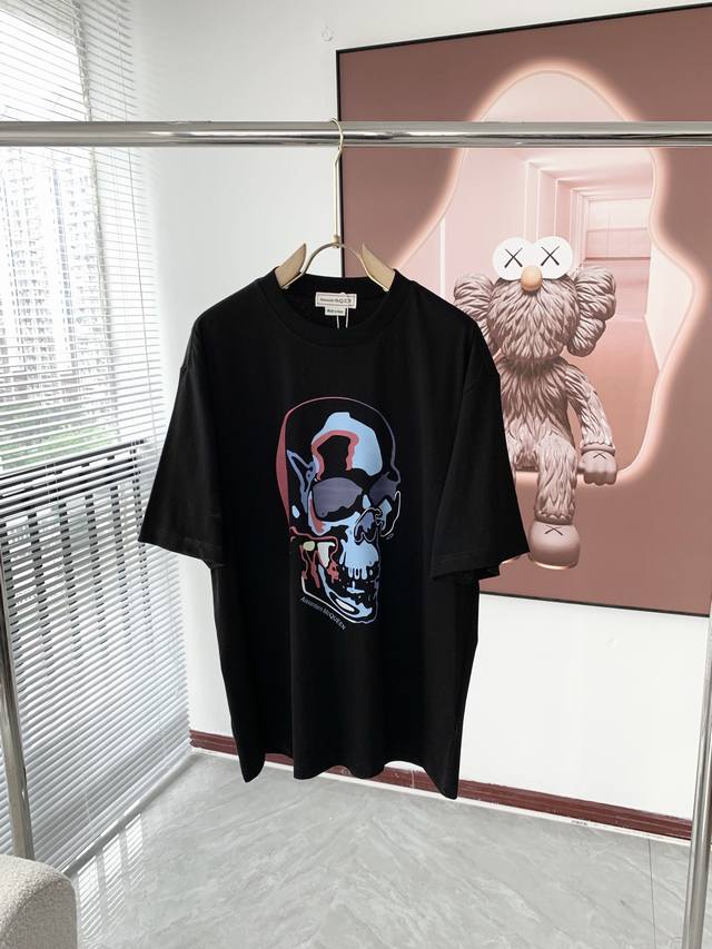 Alexander McQueen. The latest 2025 trendy couple's style, this classic logo-prin