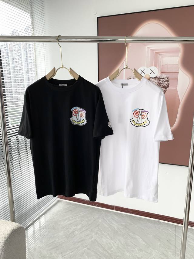 Moncler's latest 2025 trendy couple's style, a classic logo-printed crewneck T-s