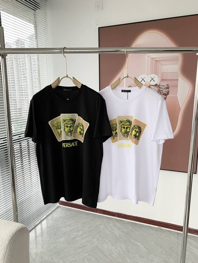 Versace's latest 2025 trendy couple's style, a classic logo-printed crewneck T-s