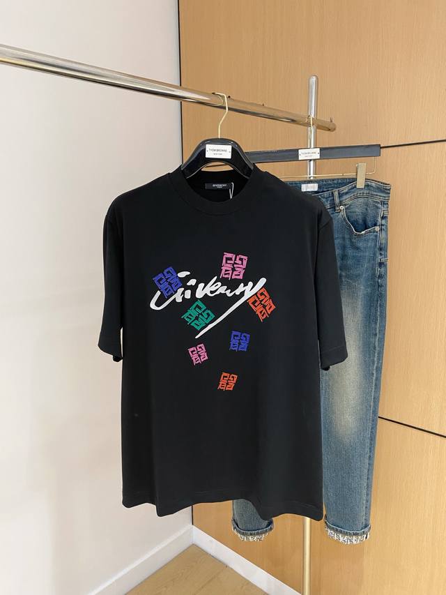 Givenchy's new summer 2025 short-sleeved T-shirt, the first exclusive online rel