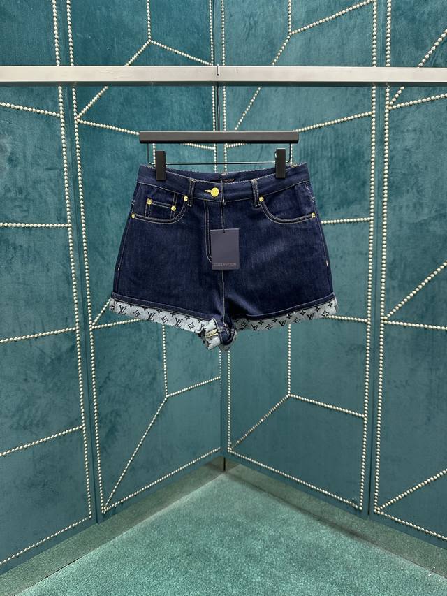 Donkey's new 25Ss mini shorts are crafted from the season's dark-wash denim in a
