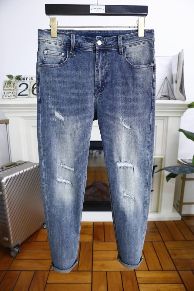 Louis Vui Ton. 2025 Summer New Fashion Men's Ripped Jeans, a must-have for men!