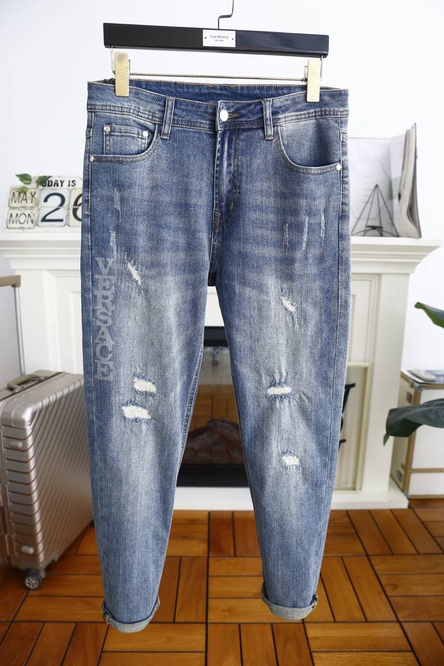 Vers*Ce.'s 2025 summer new arrival, stylish men's ripped jeans, are a must-have
