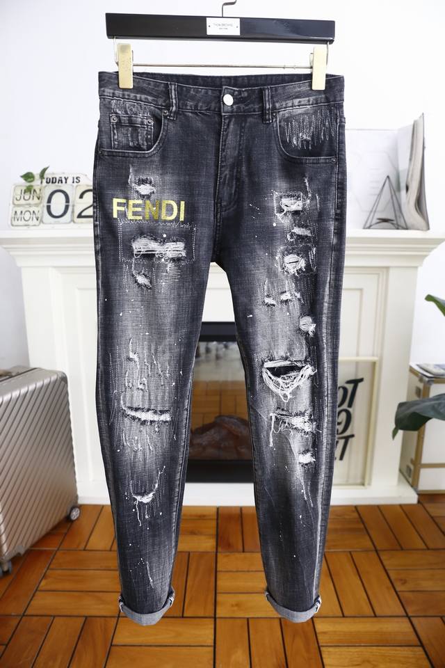 Fendi Fe*Di. 2025 Summer New Arrivals! Stylish men's summer thin-cut ripped jean