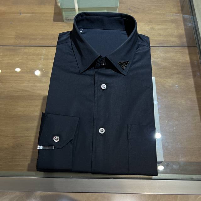 New arrival, PAda poplin shirt with logo detail on the collar. Concealed button-