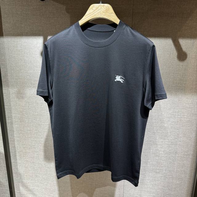 New arrival, a 100% cotton short-sleeved T-shirt with embroidered BBR logo detai