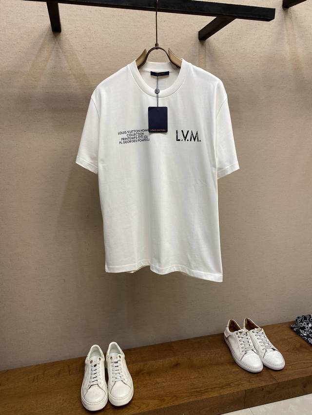 Short Sleeve T-shirt with distressed print and back leather patch! Recommended d