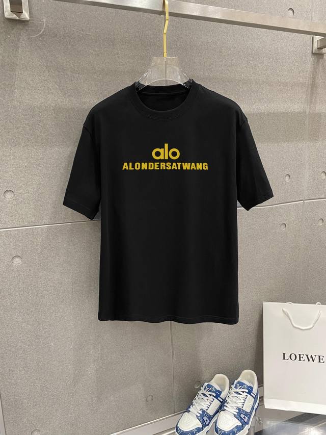 Alo's new double-layer, heavily-printed, letter-printed short-sleeved T-shirt. W