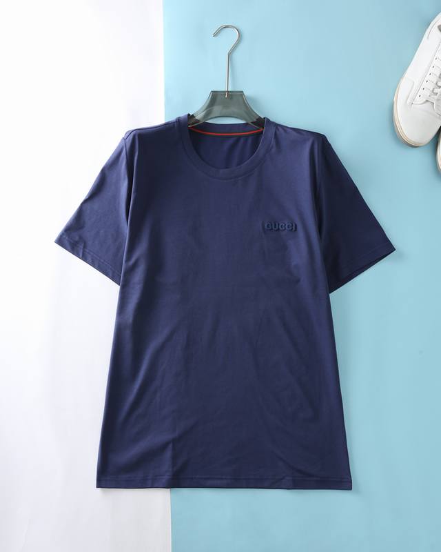 New arrival from Gui Gu*Ss for summer! This classic men's solid-color crewneck s