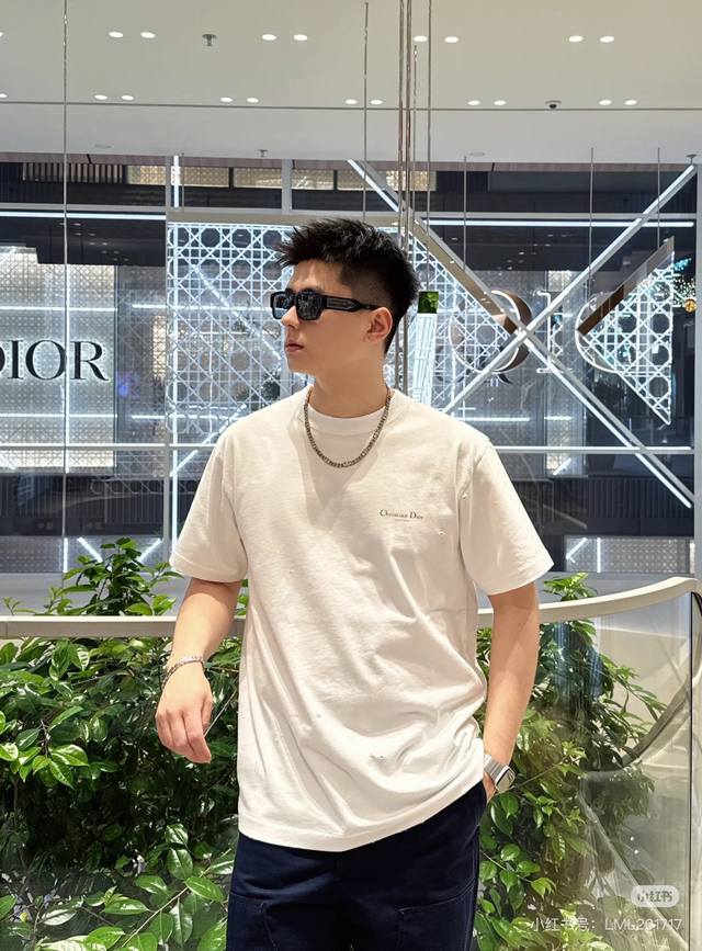 Dior's new 2025 short-sleeved T-shirt with a lily-of-the-valley print on the bac