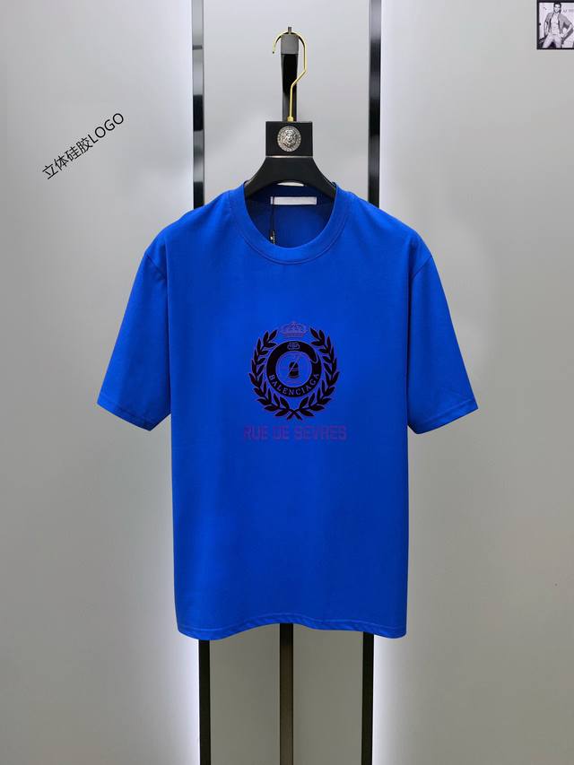 Moncler's latest men's short-sleeved crew neck T-shirt is of premium quality. Ma