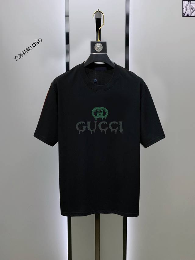 Gucci's latest men's short-sleeved crew neck T-shirt is of premium quality. Made