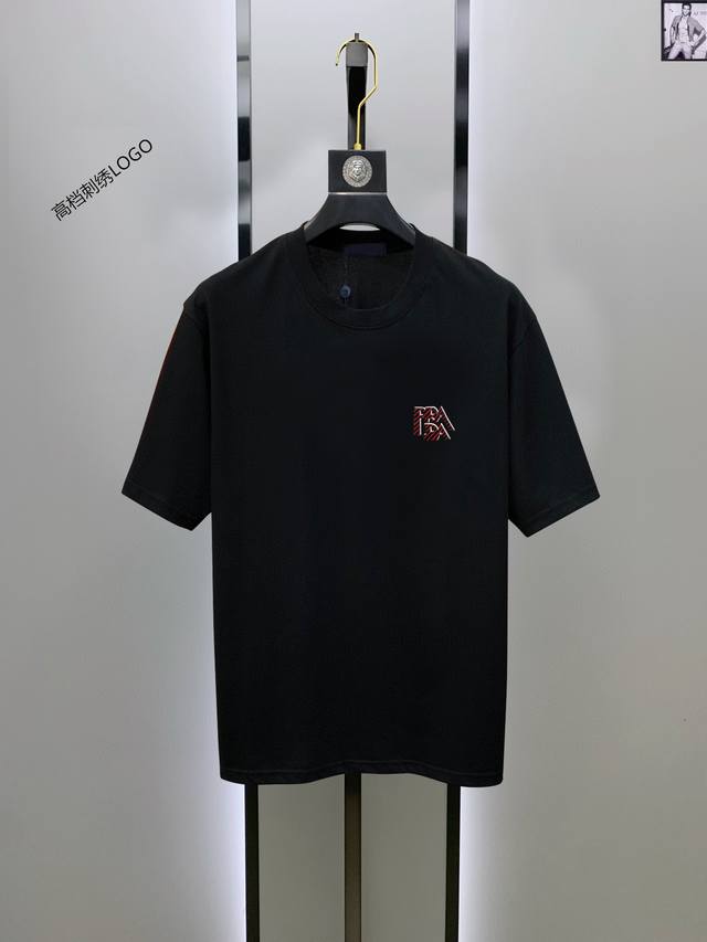 Prada's latest men's short-sleeved crew neck T-shirt is of premium quality. Made