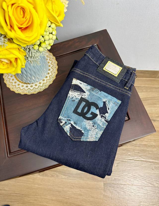 Classic, luxurious, and trendy, D&G men's jeans. Slimming fit with a slim fit. T