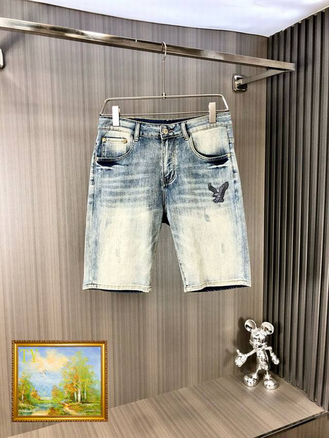 Armani Shorts are the latest men's jeans for the spring and summer of 2025! Heav