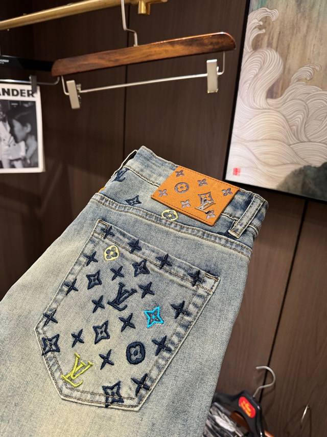 Lv25S Spring/Summer Men's Casual Jeans... Thin cotton denim fabric creates a sof