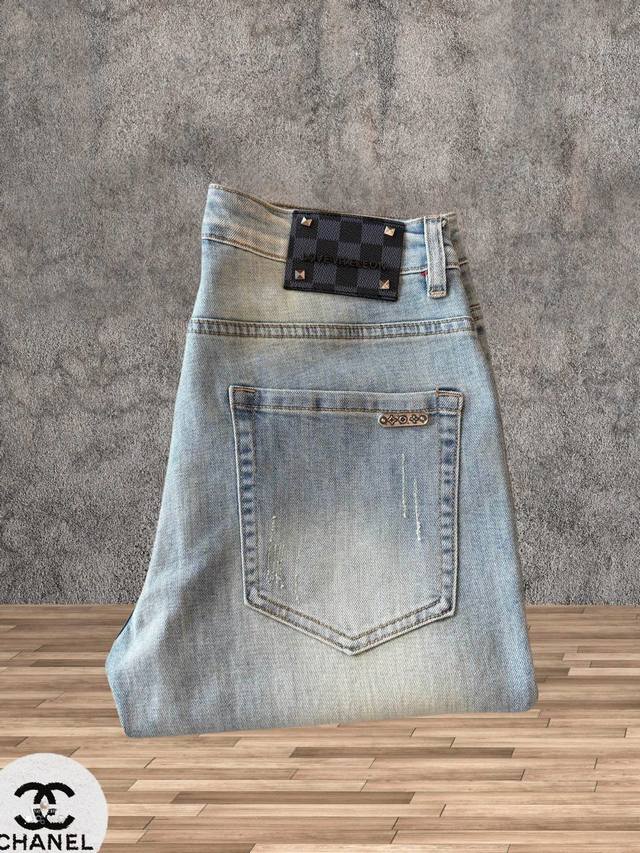 Lv Louis Vuitton's new spring/summer jeans are a hot seller at the counter. They
