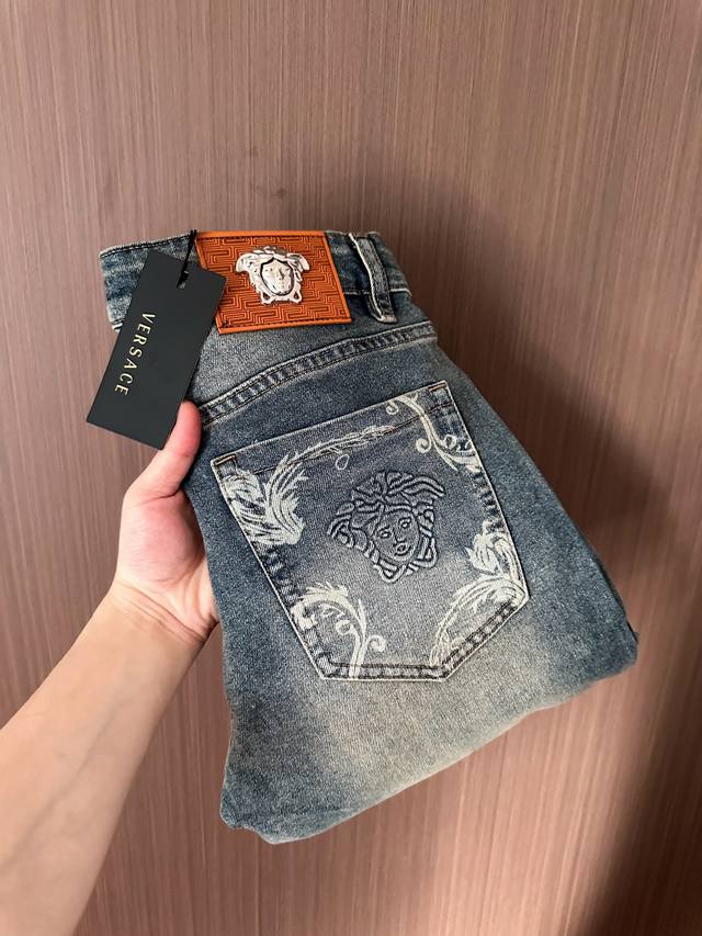 Versac 2025 Spring/Summer new slim-fit jeans. Perfect wash process, customized t