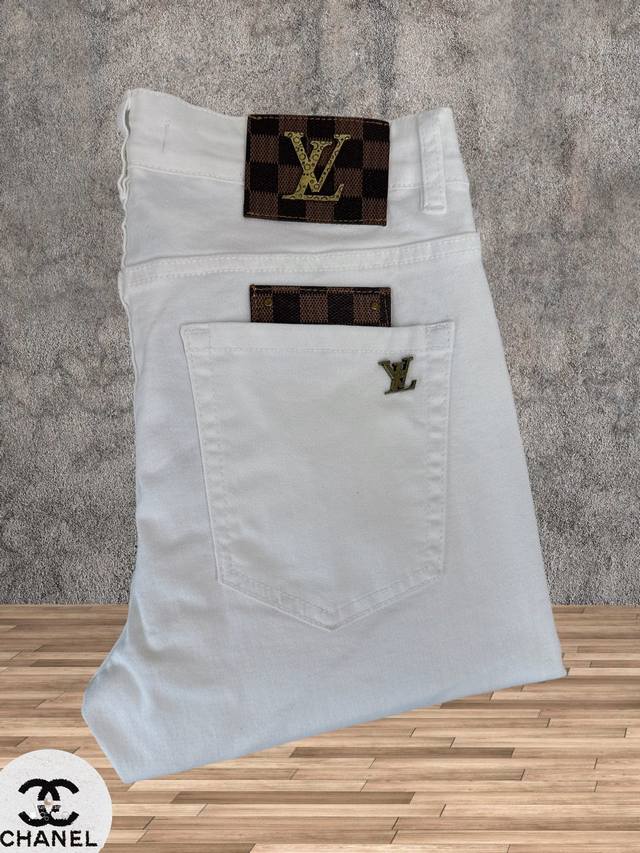 Lv Louis Vuitton's latest spring/summer jeans are a hot seller at the counter. T
