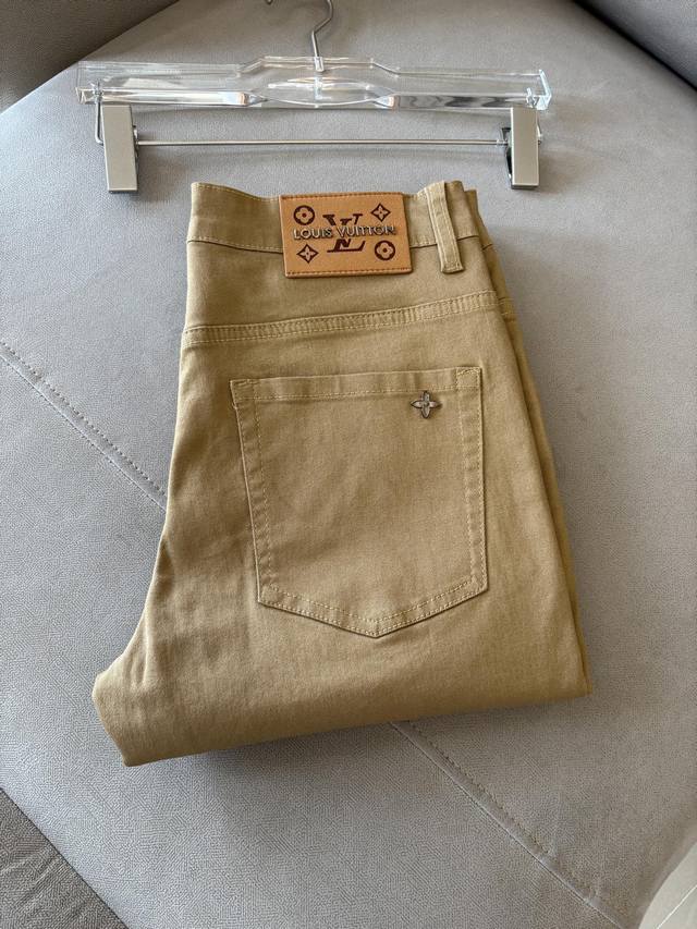 Lv A pair of super stylish jeans, customized original washed denim fabric, uniqu