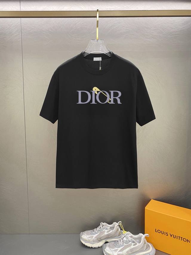 Dior 2025's latest high-end men's item, featuring a vibrant logo print on the ch