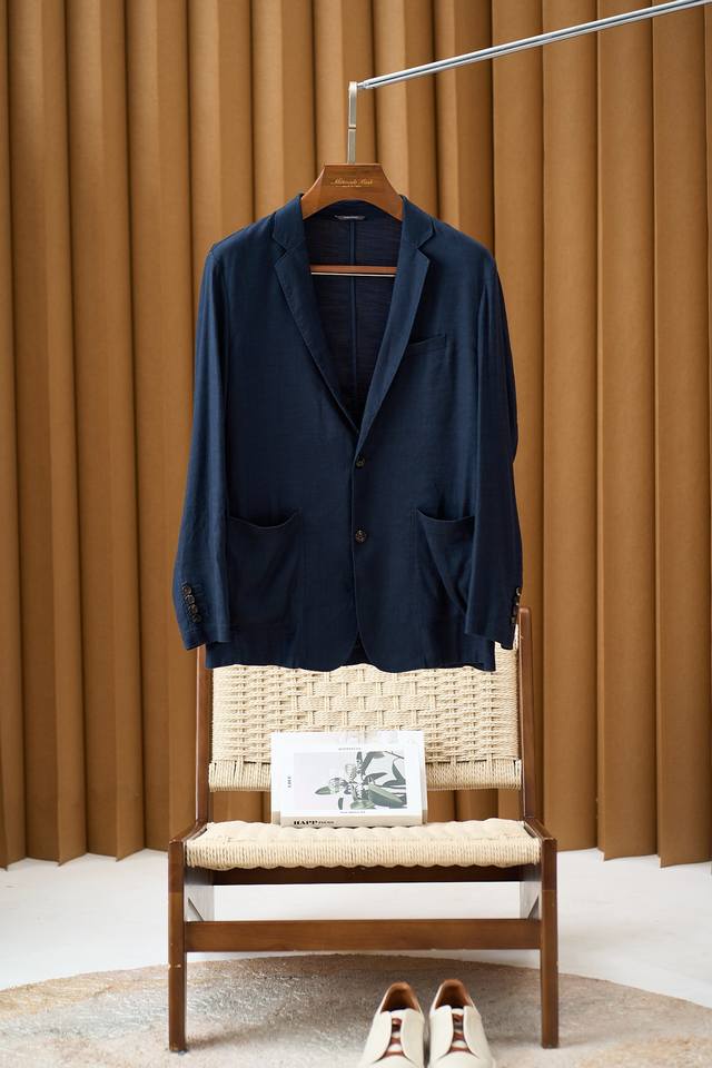 Classic Notched Lapel Double-Vent Linen Blazer: Embracing timeless elegance and