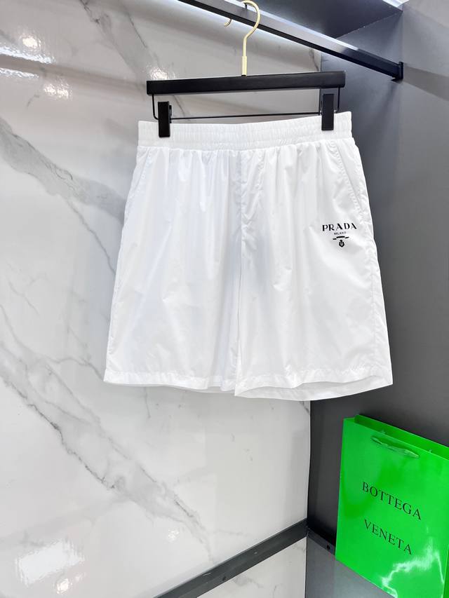Prada 2025S new cropped shorts. Featuring the classic Prada logo below the pocke