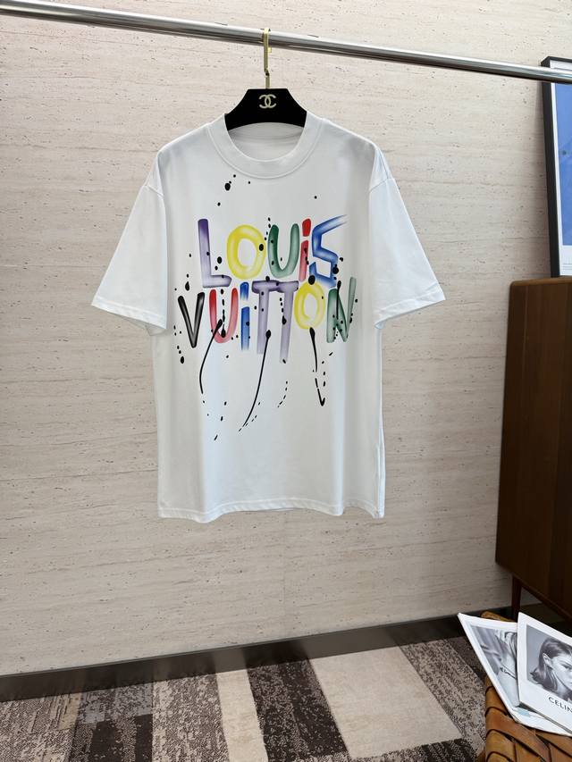 Lv2025 New Spring/Summer Short-Sleeve T-shirt features vibrant and shiny colors,