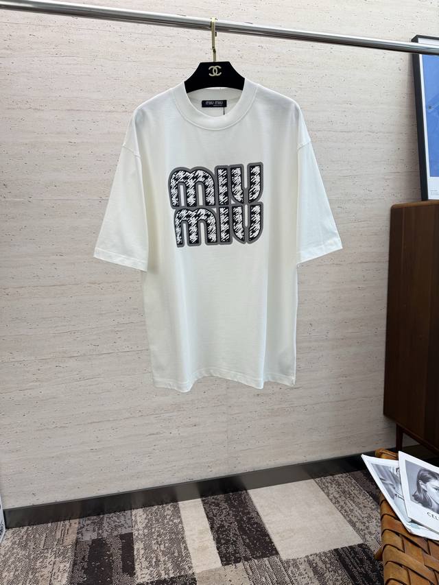 Miumiu's new 2025 spring/summer short-sleeved T-shirt features vibrant and shiny