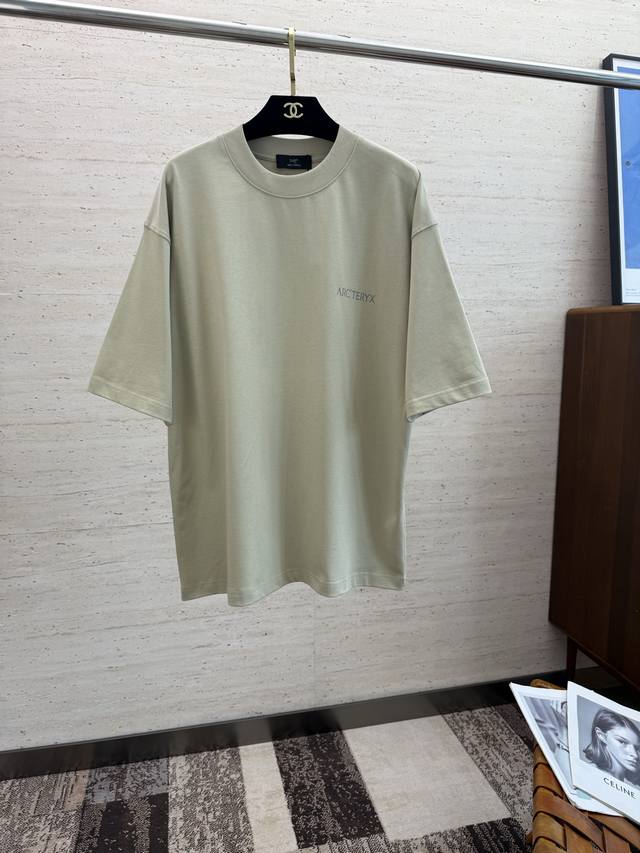 Arc2025 New Spring/Summer short-sleeve top features vibrant and shiny colors, a