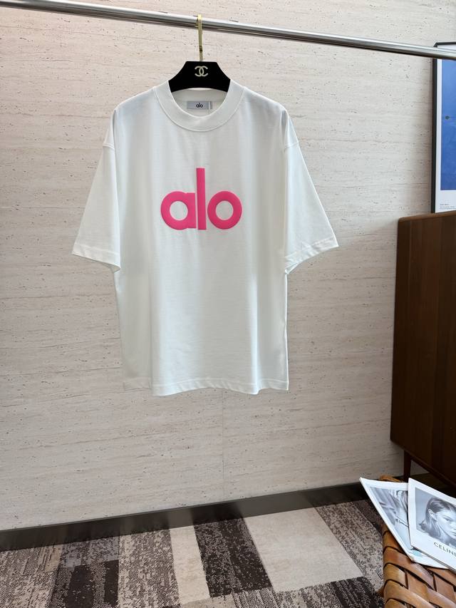 Alo's new 2025 Spring/Summer short-sleeved T-shirt features vibrant and shiny co